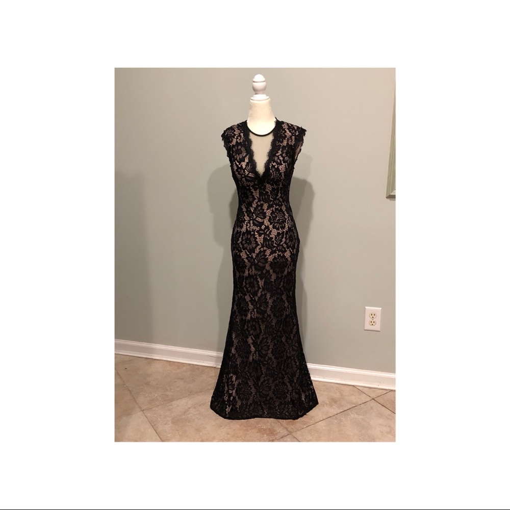 Betsy & Adam Women’s Sleeveless Lace Deep V Gown